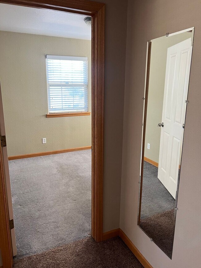 Building Photo - AVAILABLE NOW - BEAUTIFUL 6 bedroom home F...