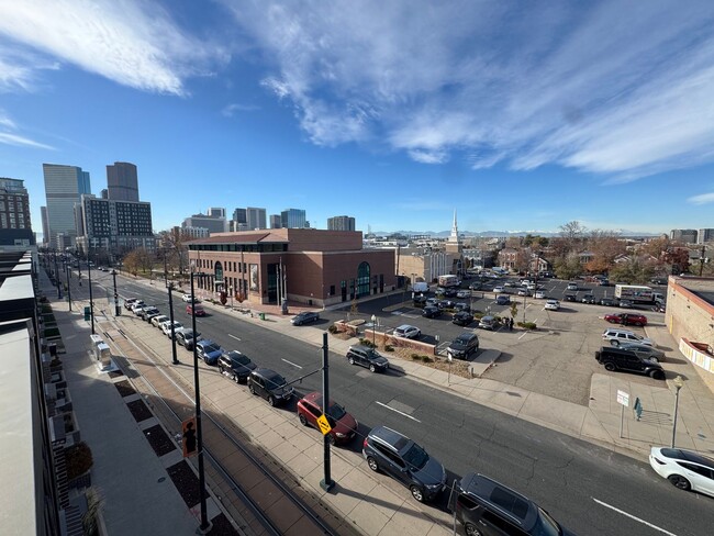 Building Photo - Great townhome, amazing views!