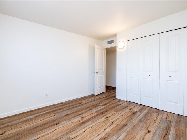 Building Photo - 4 Bedroom 2 Bathroom