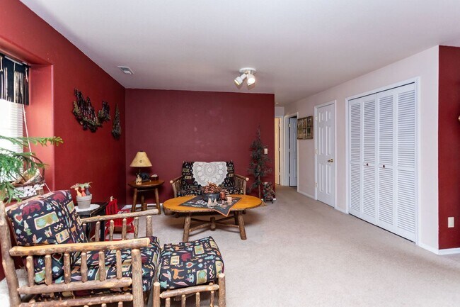 Building Photo - 111 Iveystone Ct