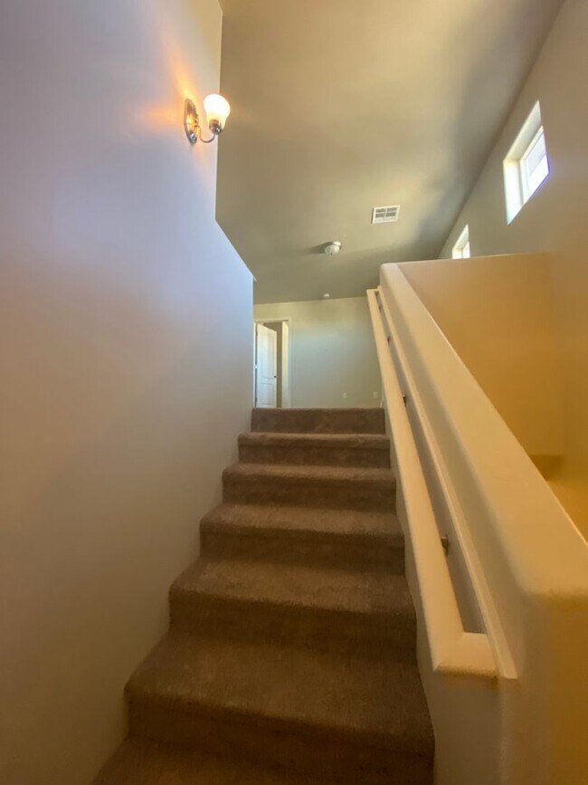 Building Photo - Beautiful 3 Bedroom 2.5 Bathroom House Ava...