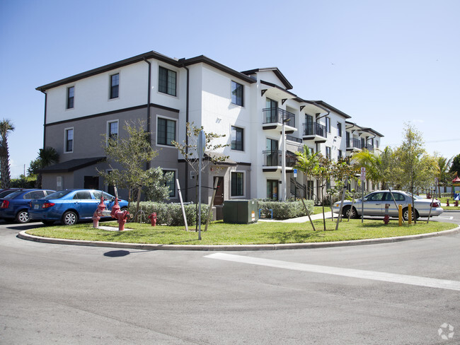 Primary Photo - La Joya Apartments