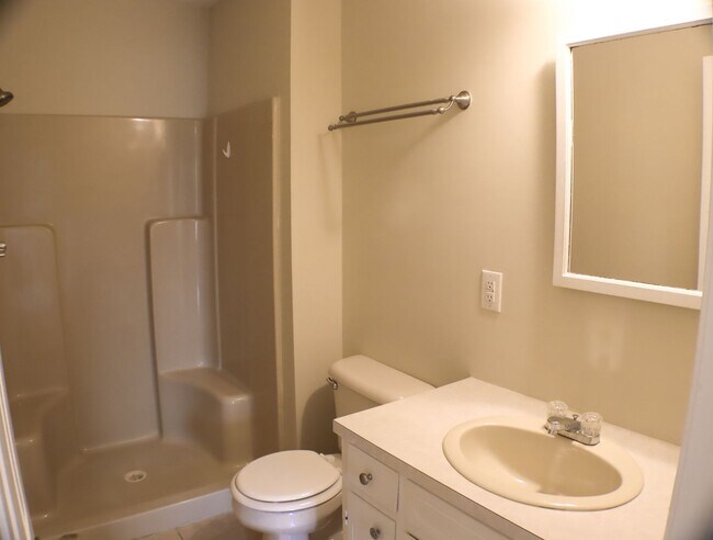 Building Photo - Lovely 5 bedroom, 2 bathroom brick home in Reidsville