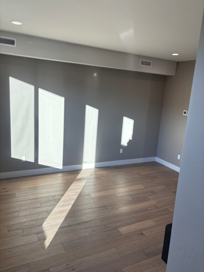 Building Photo - 003