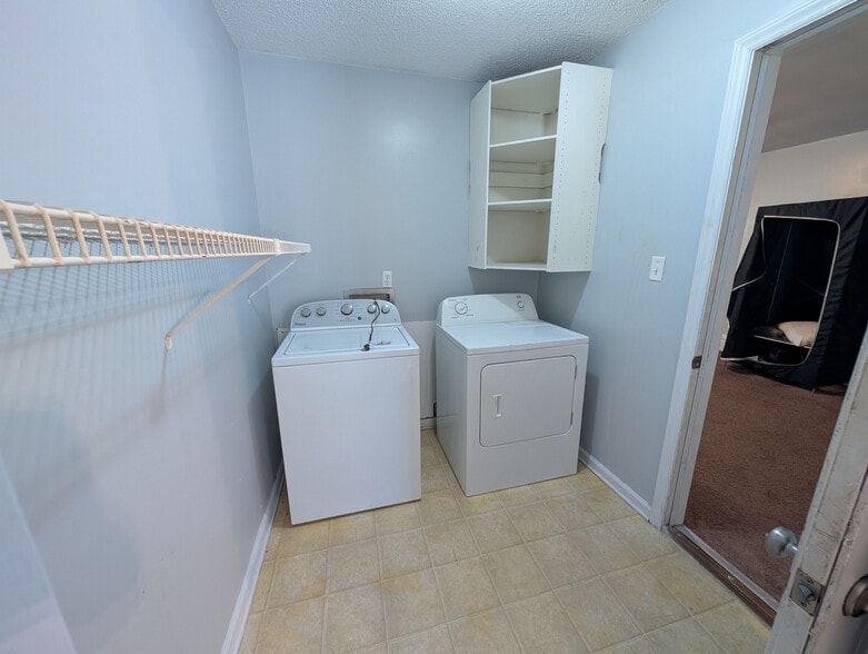 Building Photo - Room in House on Flint Glenn Ln