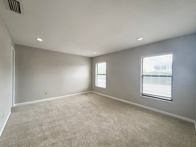 Building Photo - Audubon Park 2/2 Corner Unit Villa with La...