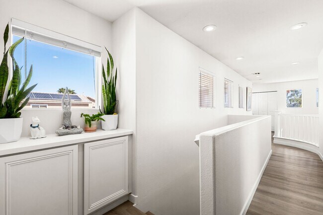 Building Photo - Beautifully Updated 3 Bedroom Southeast Ve...