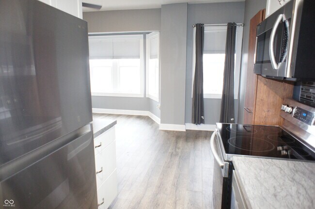 Building Photo - 230 E 9th St