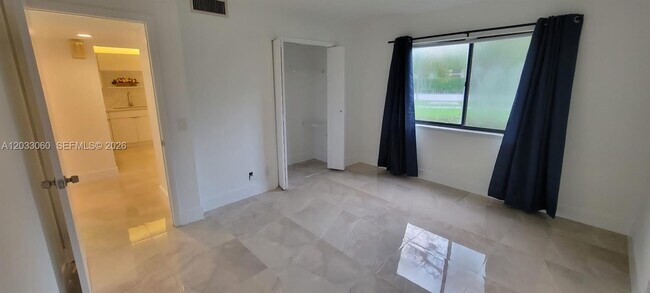 Building Photo - 409 Lakeview Dr