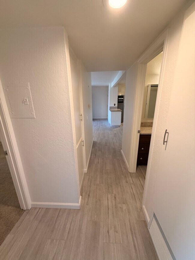 Building Photo - Updated 2 Bed, 2 Bathroom Condo For Rent w/ Parking! - South Coast Metro