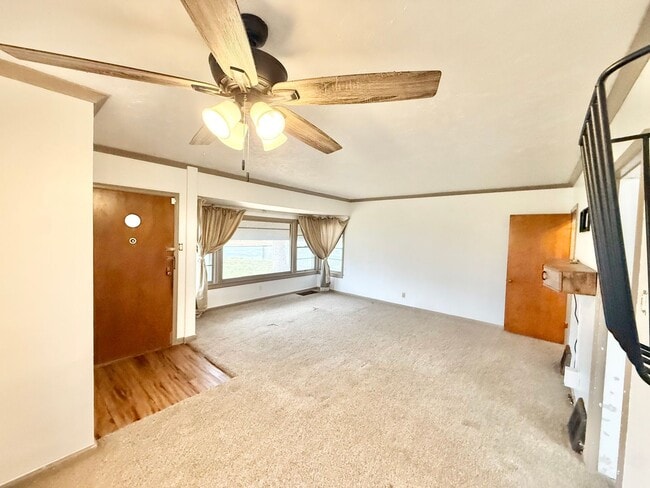 Building Photo - Move in ready home on Routt!