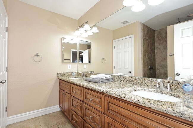 Building Photo - Fully Furnished Remodeled 4 Bedroom / 4 Bathroom Home with spacious back yard & pool in Central P...
