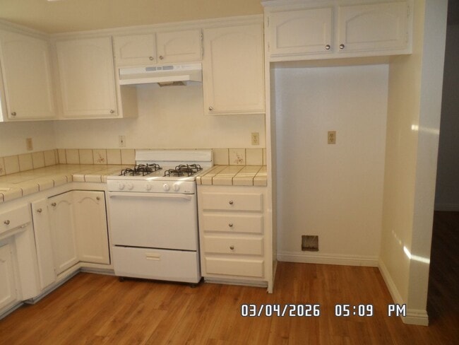 Building Photo - 3 Bedrooms, 1.75 Bathrooms, 2 Car Garage, Fully Fenced, Central Air & Heat, Large Lot, Wood Flooring