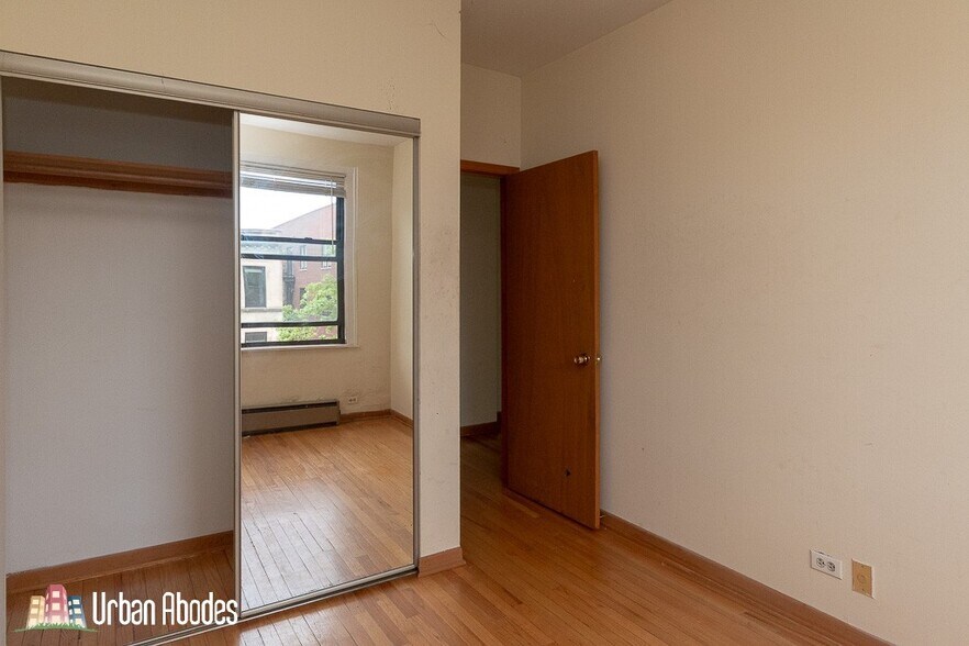 Building Photo - 633 W Barry Ave