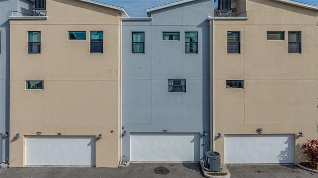 Building Photo - 1171 25th Ln N