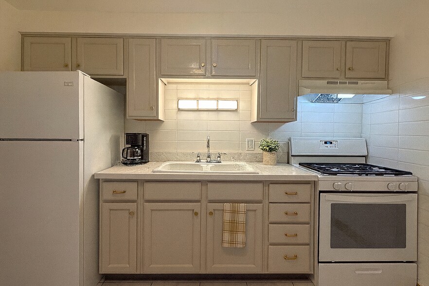 Building Photo - 3838 w 124th St