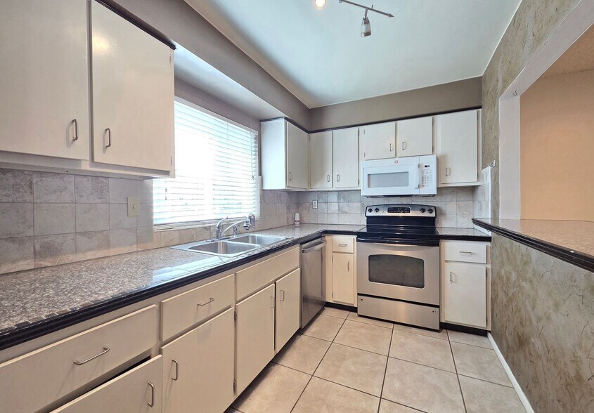 Building Photo - 584 Orange Dr