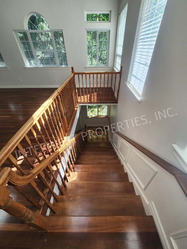 Building Photo - Large 3 Bed+ Bonus Room SW Pdx Home, Natur...
