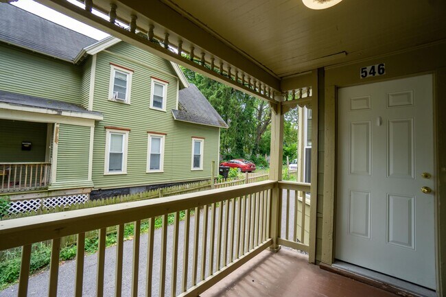 Building Photo - Available August 1, 2026 Beautiful 1st Flo...