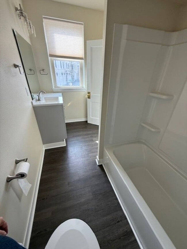 Building Photo - Updated Upper 3 Bedroom Unit for Rent in Downtown West Bend