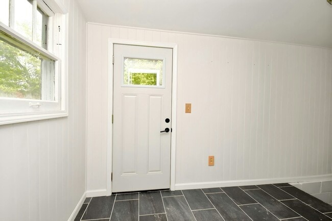 Building Photo - 1431 E Rouse Ave