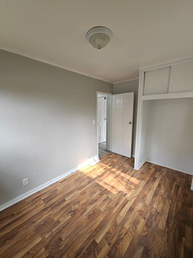 Building Photo - Newly Remodeled 2 bedroom