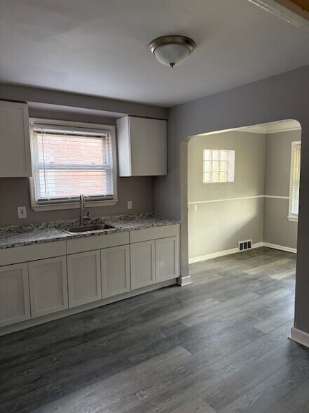 Building Photo - 15018 Seymour St