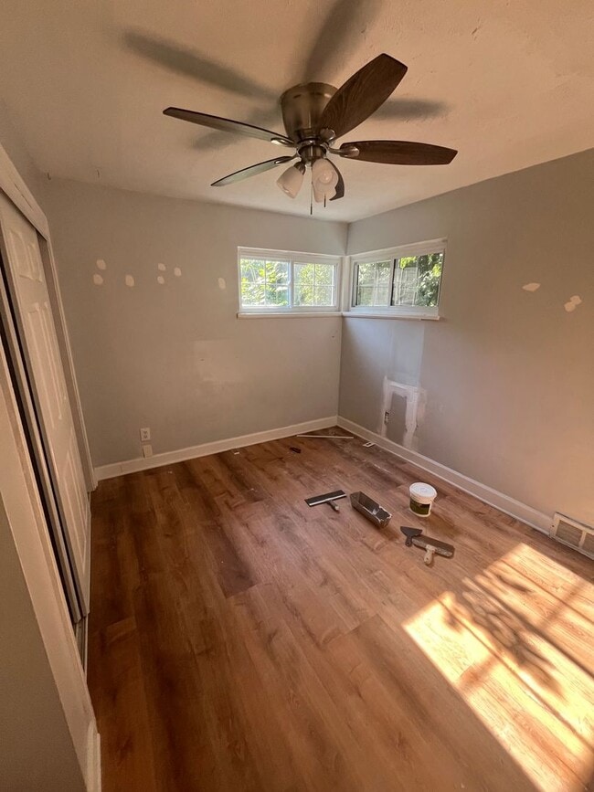 Building Photo - Three Bed, 2 Bath in Cincinnati!