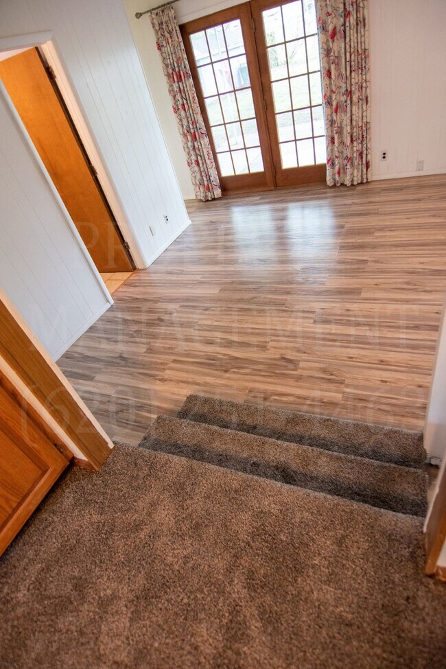 Building Photo - 4 Bedroom 2 Bath