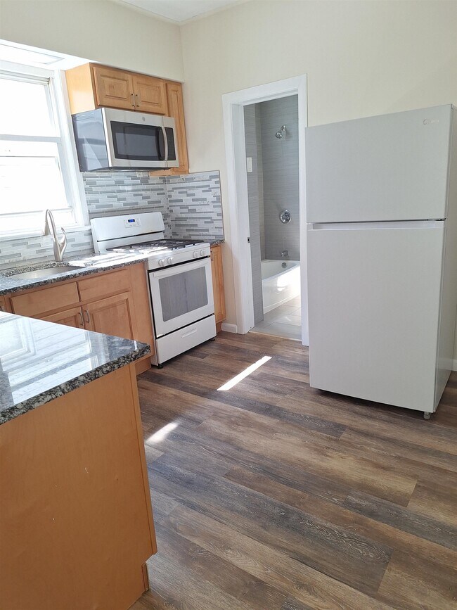 Building Photo - 589 Avenue A