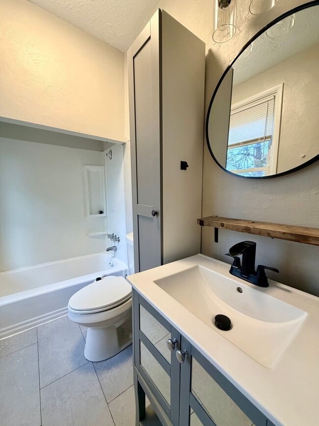 Building Photo - 1644 Westmont Ave