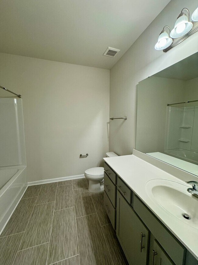 Building Photo - Beautiful, 3BR/2.5BA Townhouse in Gastonia