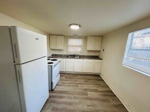 Building Photo - 1 Bed/1 Bath Duplex Home Available