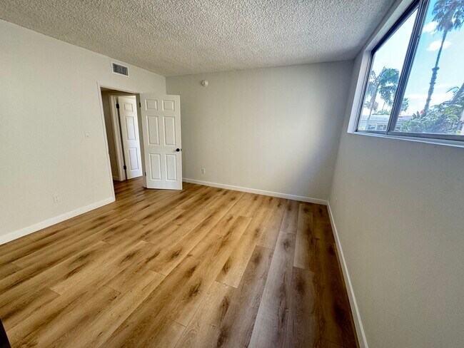 Building Photo - 1547 N Hayworth Ave