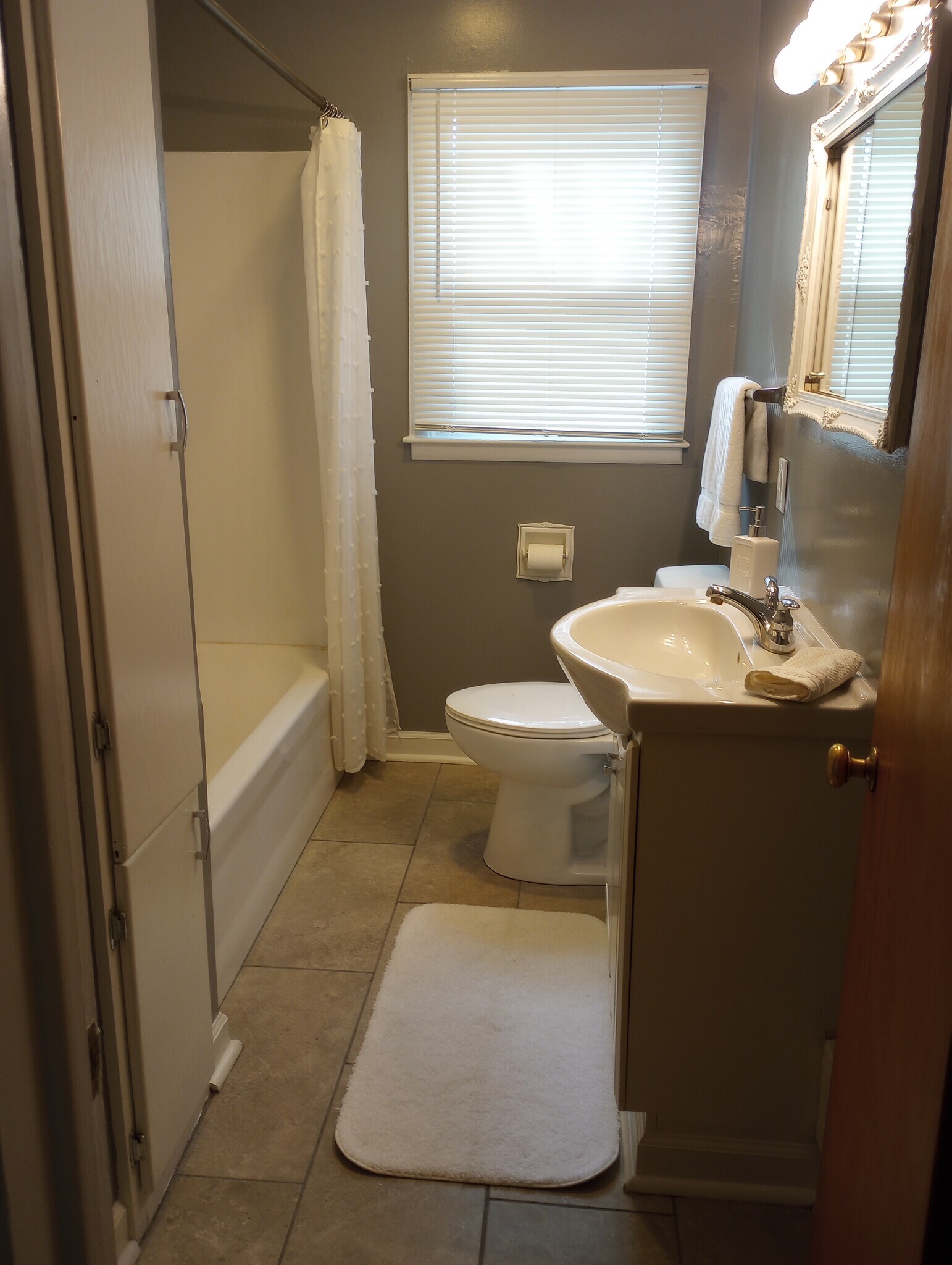 Building Photo - 914 Belton Ave