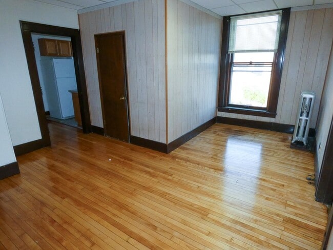 Building Photo - 15 E Main St