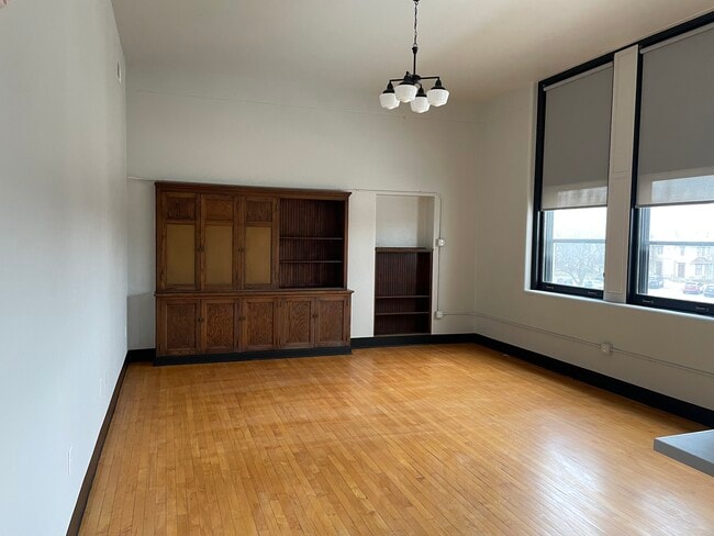 Building Photo - Central Square