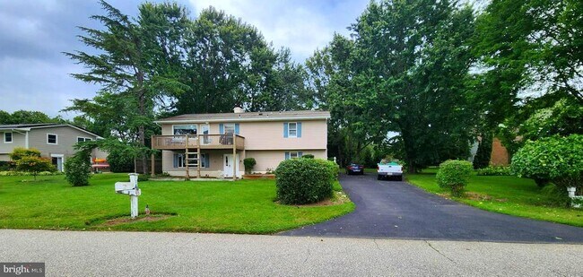 Building Photo - 122 W Bay View Dr