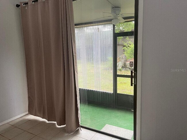 Building Photo - Townhouse close to shopping! Discount of 1...