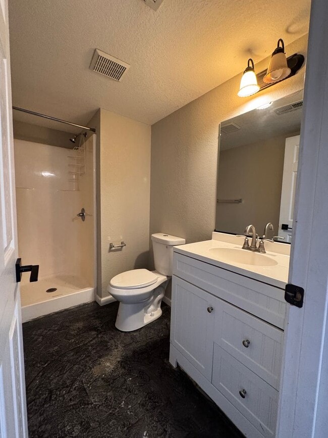 Building Photo - Beautiful ranch house on quite street with...