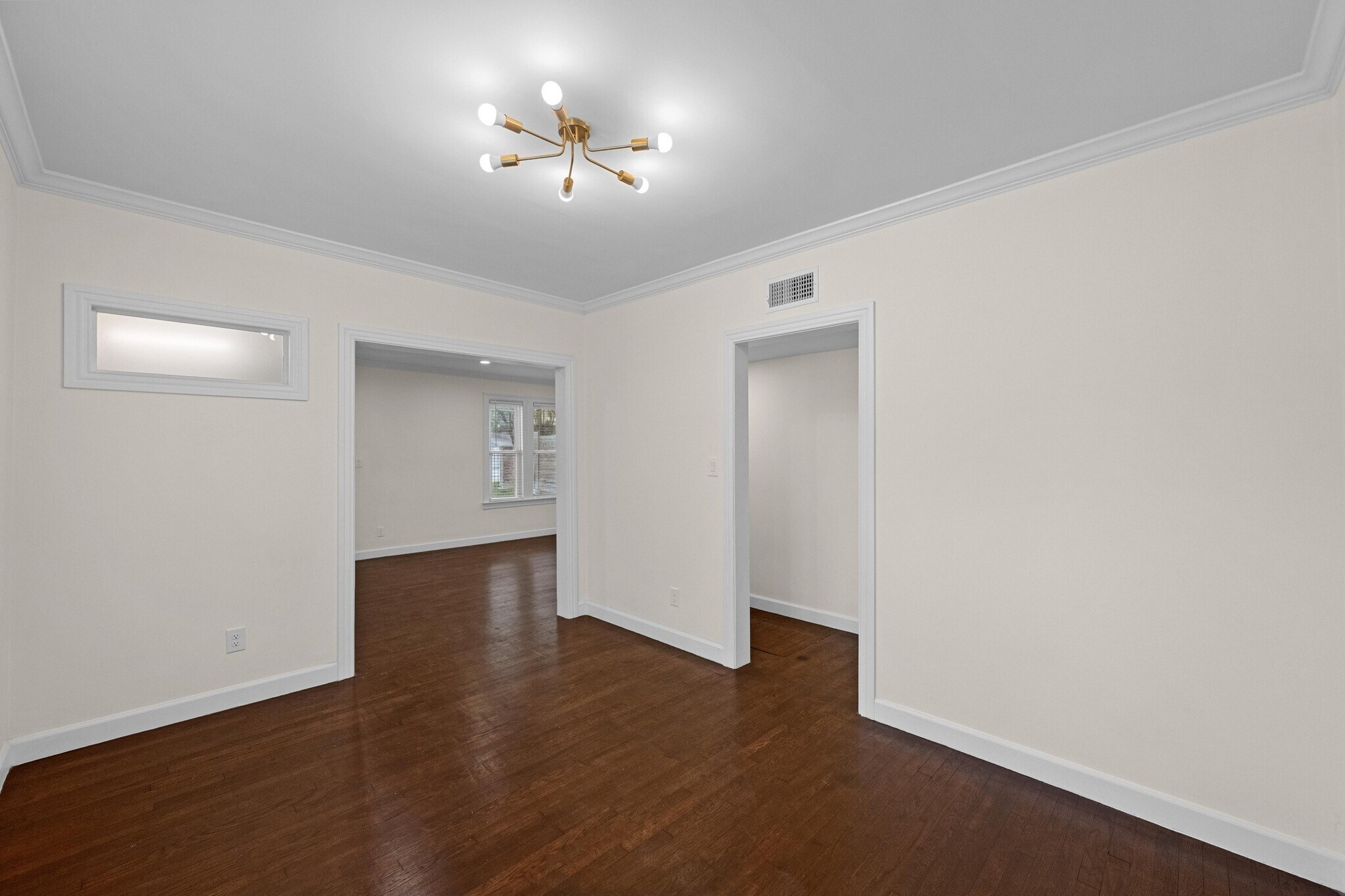 Building Photo - 903 E Live Oak St