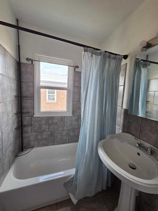 Building Photo - 3046 S Moreland Blvd