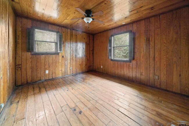 Building Photo - 20973 Lakeview Dr