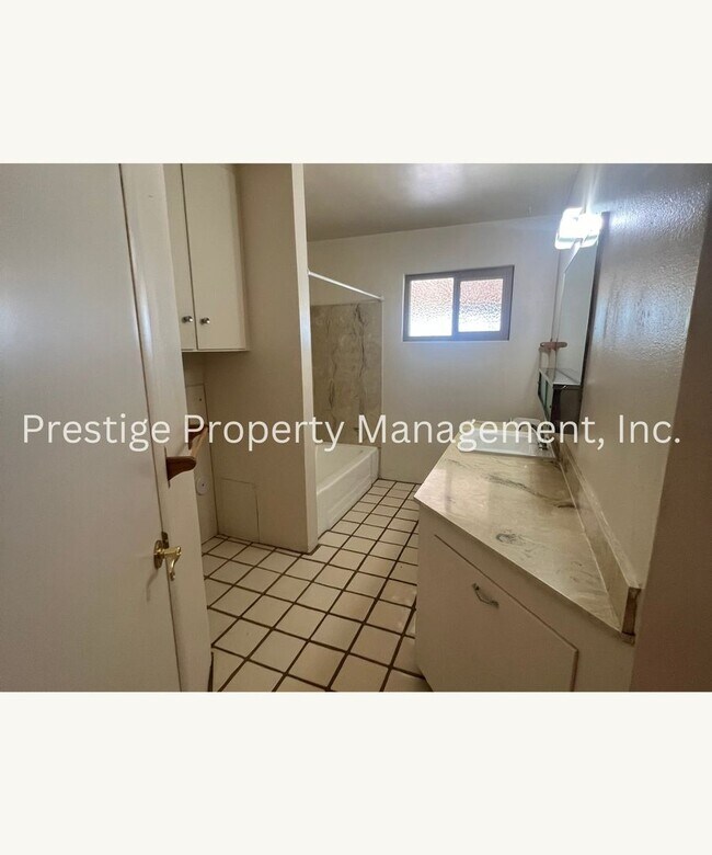 Building Photo - 3BD 2BA Waiting for You to Call Home!!