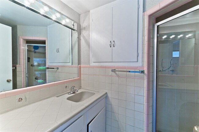 Building Photo - 515 Brookhurst Dr