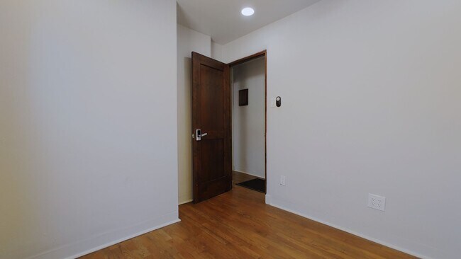 Building Photo - 808 Vassar Dr NE