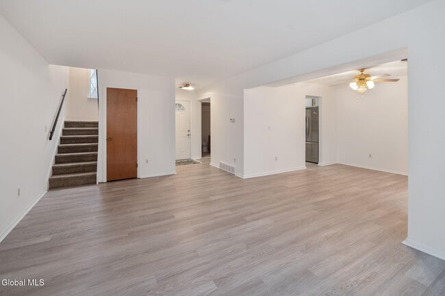 Building Photo - 4 Sugarbush Rd