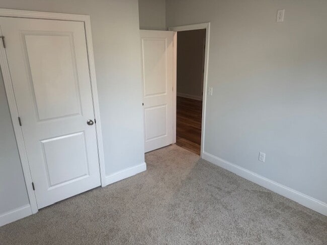 Building Photo - 210 Lenox Cir