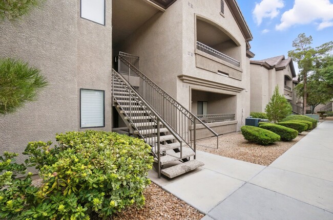 Building Photo - Northwest Condo with Modern Finishes & Gre...