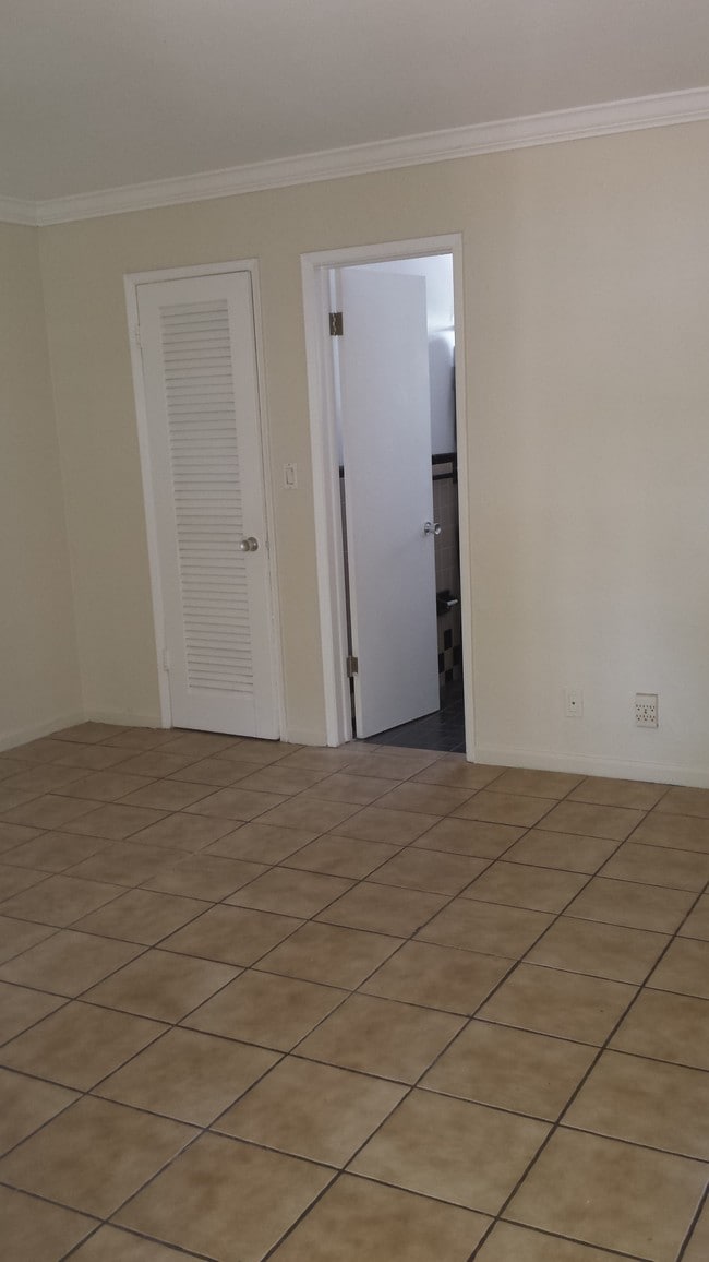 Building Photo - 247 SW 3rd Ave